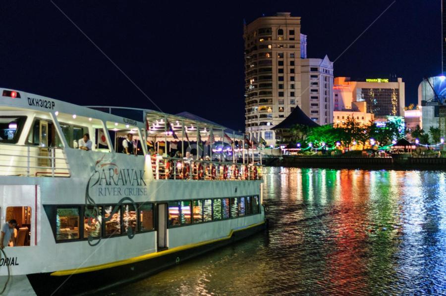 Riverbank Suites Waterfront Kuching Zewnętrze zdjęcie