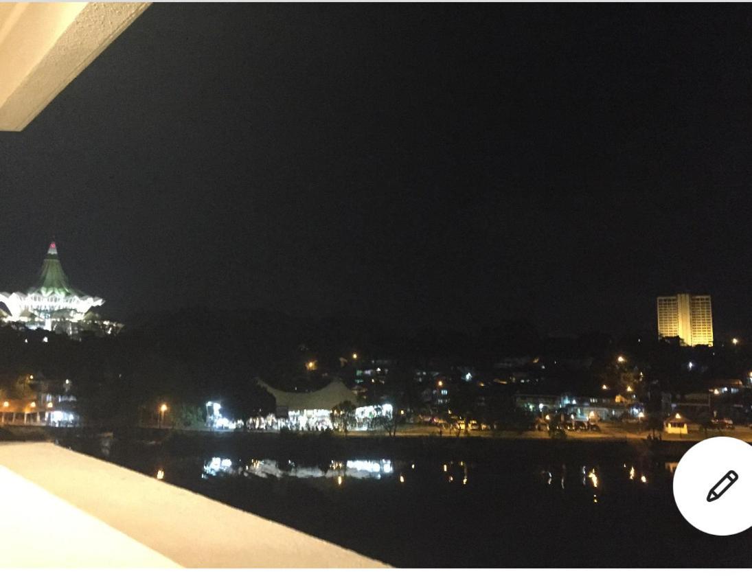 Riverbank Suites Waterfront Kuching Zewnętrze zdjęcie