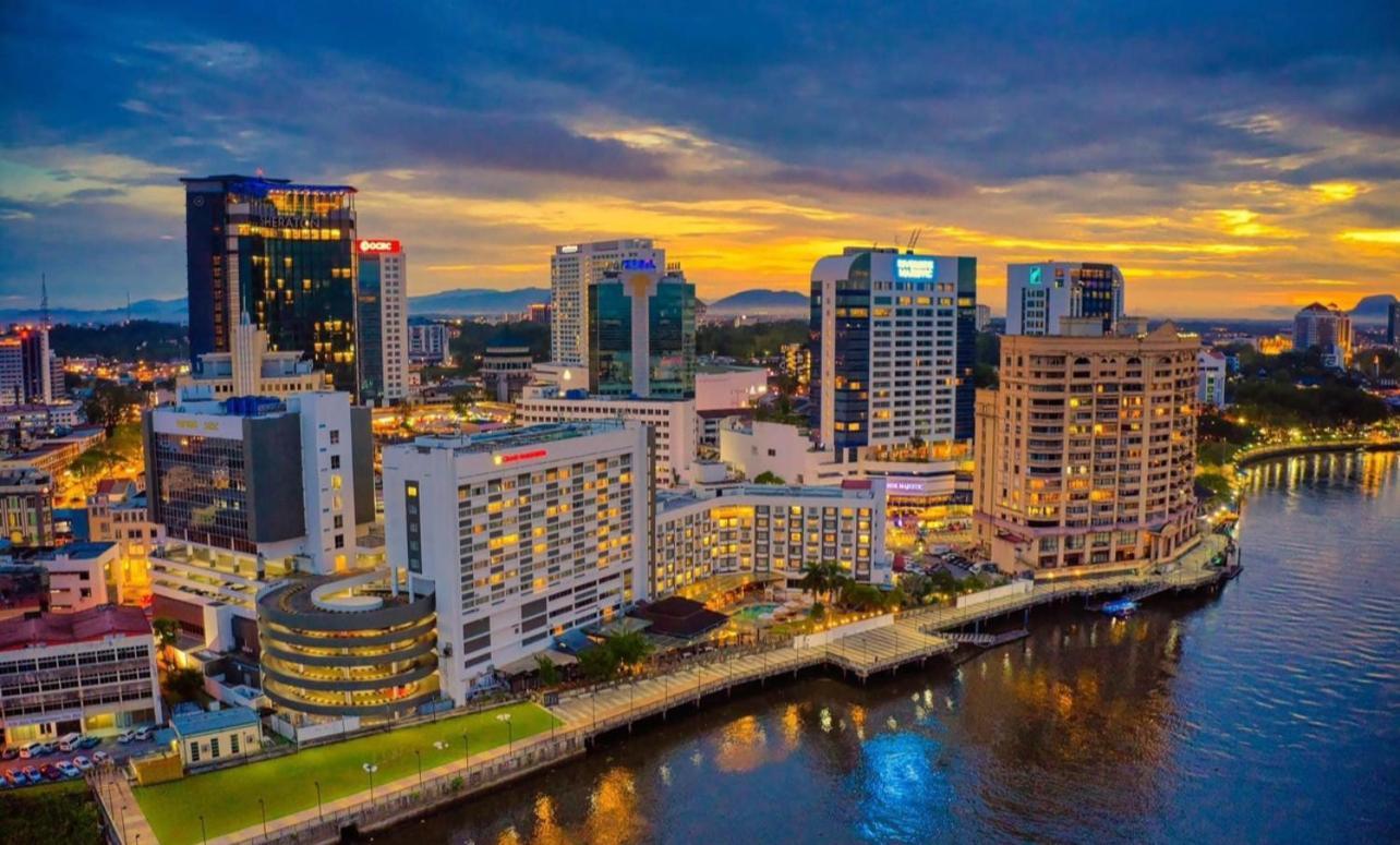 Riverbank Suites Waterfront Kuching Zewnętrze zdjęcie