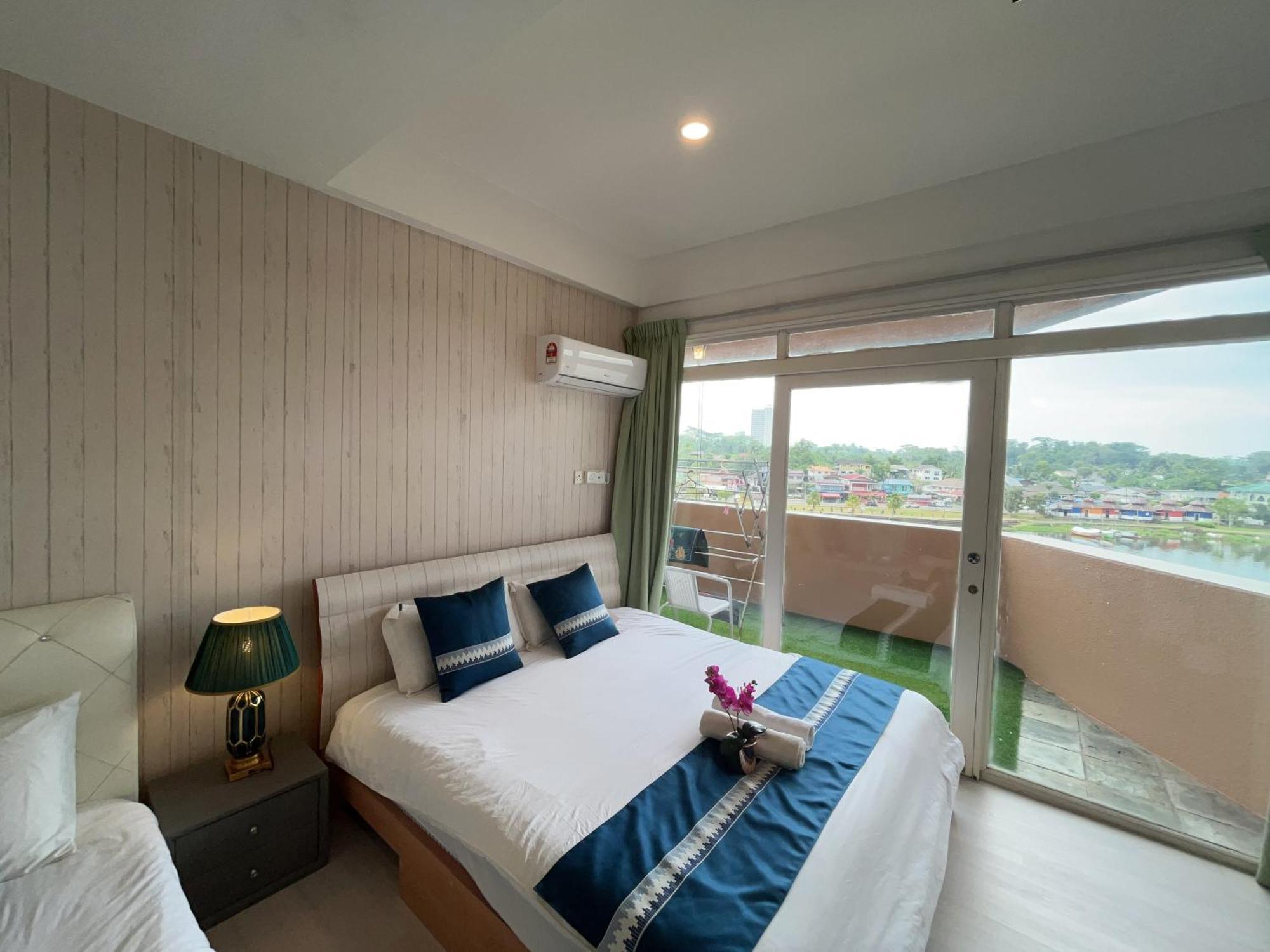 Riverbank Suites Waterfront Kuching Zewnętrze zdjęcie